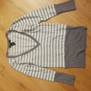 Urban Behavior Juniors medium sweater v- neck